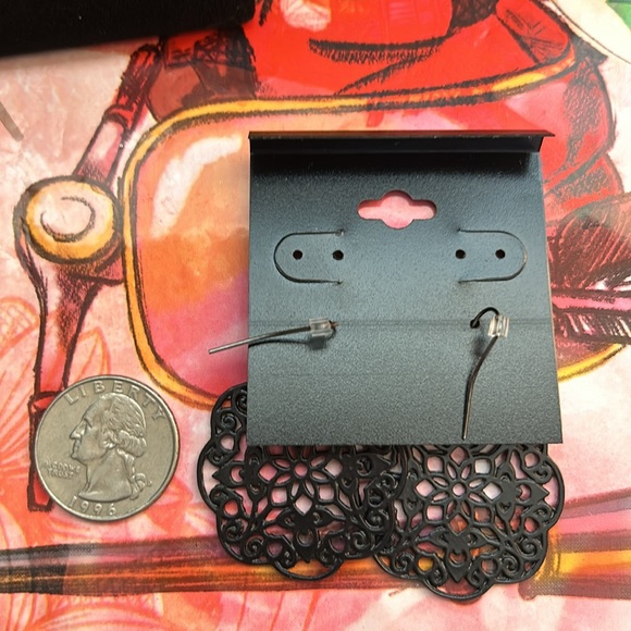 BUY A BUNDLE EARRINGS $5/PAIR Metal scrolls earrings. Black - Picture 2 of 3